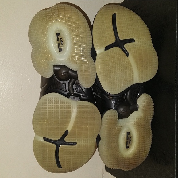 LeBron XIX Black Anthracite Sneakers (GS) 2021 - Picture 7 of 8